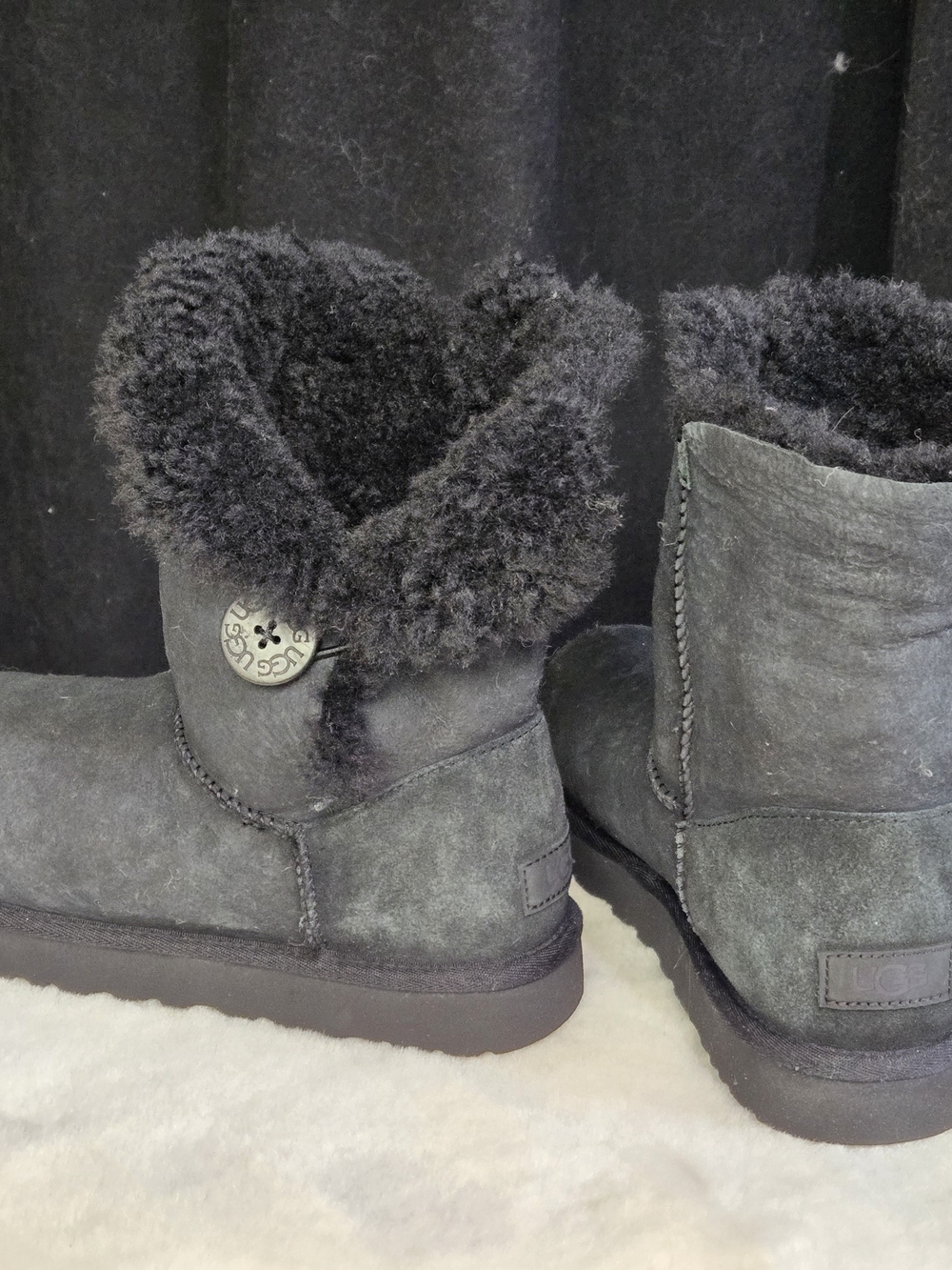 UGG Bailey Button Boots Size 9 — Bkack